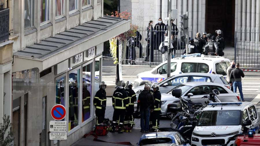 Niza (Francia), 29/10/2020.- Agentes de la policía francesa delante de la iglesia de la ciudad de Niza en la que este jueves se produjo un ataque. EFE/EPA/SEBASTIEN NOGIER