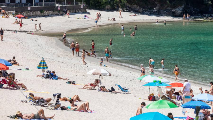 ¿adiós a la playa?. Varias personas se bañaban y tomaban el sol en Marín el pasado mes de junio. Foto: B.Ciscar