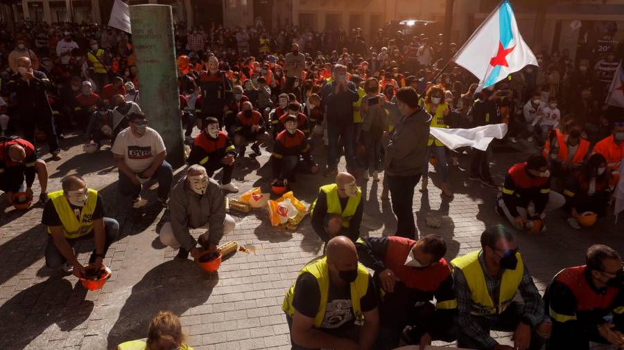 Momento de la movilización en Lugo de los trabajadores de la aluminera, donde según los organizadores juntaron a tres mil personas. Foto: EFE/Eliseo Trigo