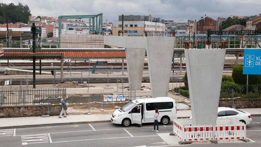 Los pilares sobre los que se asentará la plataforma que conectará el Hórreo y Pontepedriña. Foto: A. H. 