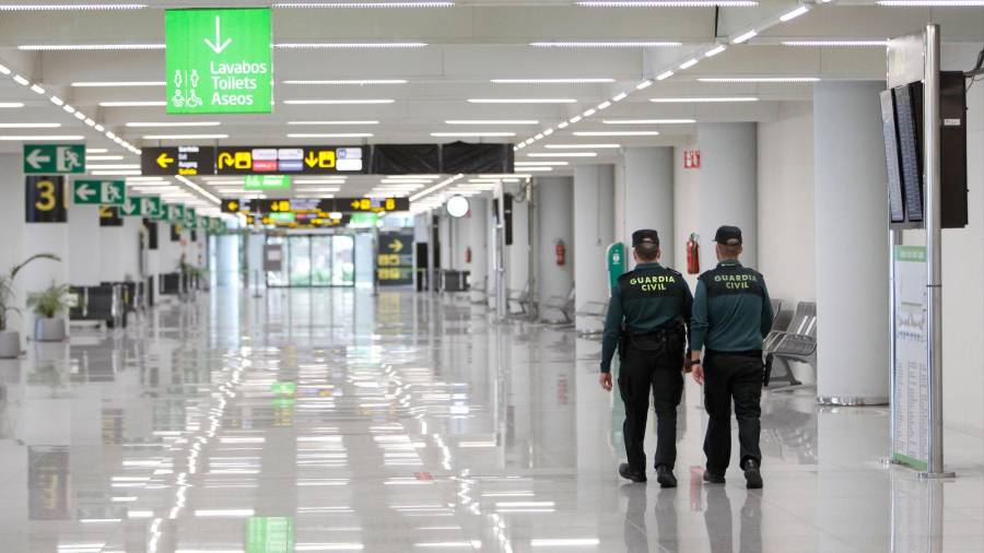 Imagen de uno de los pasillos del aeropuerto de Palma de Mallorca completamente vacío. Foto: Europa Press