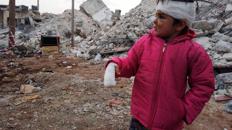 Un niño, entre los escombros dejados por el terremoto en la provincia de Alepo (Siria), el viernes.