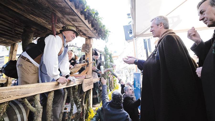 Alfonso Rueda con Jose Ribagorda, dereita, saudaron a unha carrroza da Feira do Cocido lalinense. Foto: Xunta