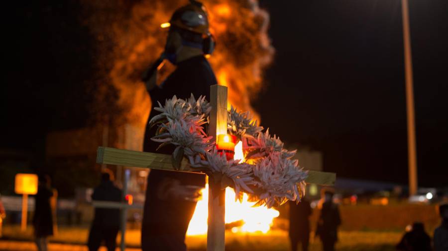 En la foto del pasado 28 de noviembre, un trabajador participa en un velatorio nocturno simbólico convocado por la fábrica de Alcoa, en en San Cibrao (Lugo). CARLOS CASTRO/EUROPA PRESS