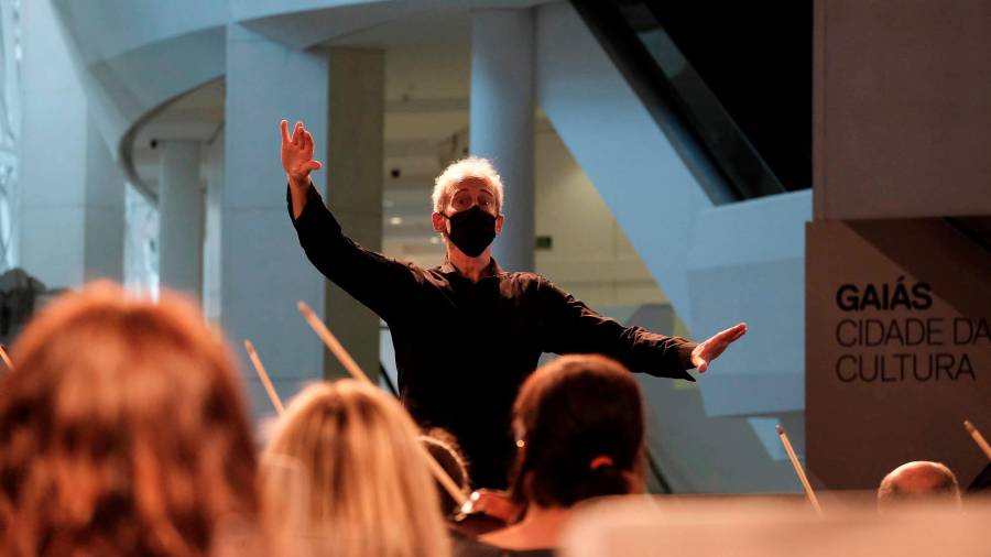 Paul Daniel dirixindo a orquestra na Cidade da Cultura este sábado