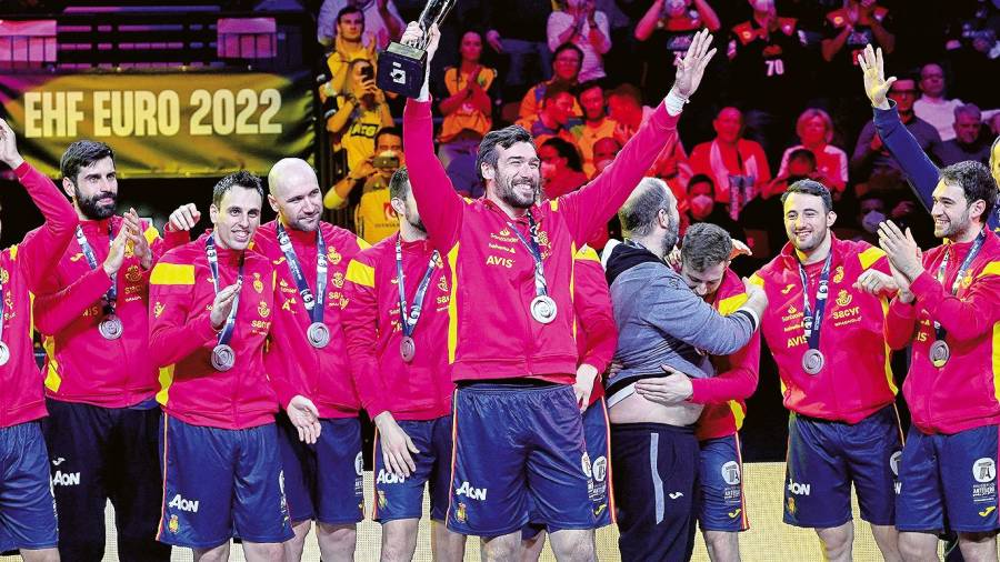 El portero de Cangas Rodrigo Corrales, primero por la izquierda, en el podio tras proclamarse subcampeón con España en el Europeo de balonmano. Foto: SE