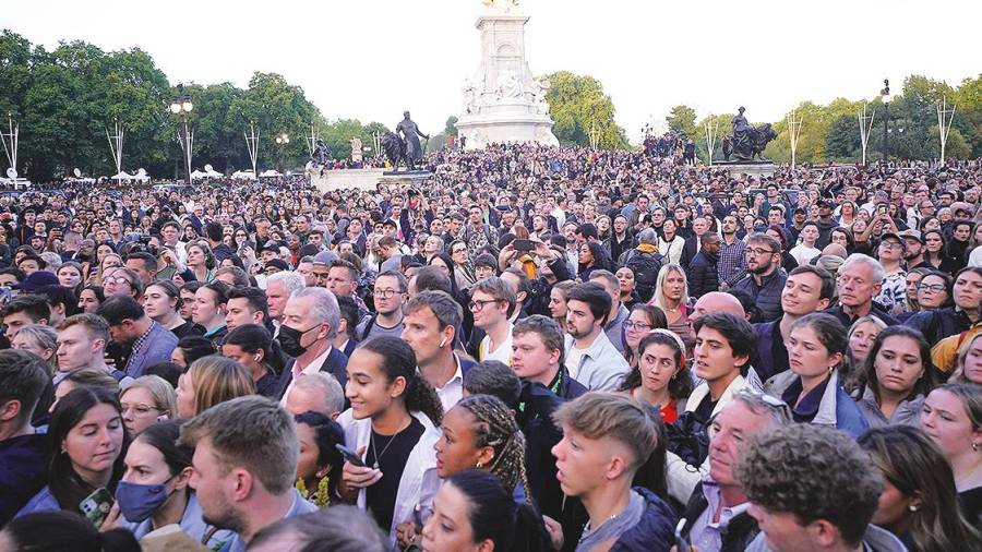 Centenares de personas en los exteriores del Palacio de Buckingham, durante la tarde de ayer