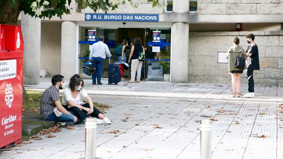Llegada de estudiantes a la residencia universitaria Burgo das Nacións, ubicada en el Campus Norte de la USC en Compostela. Foto: Antonio Hernández