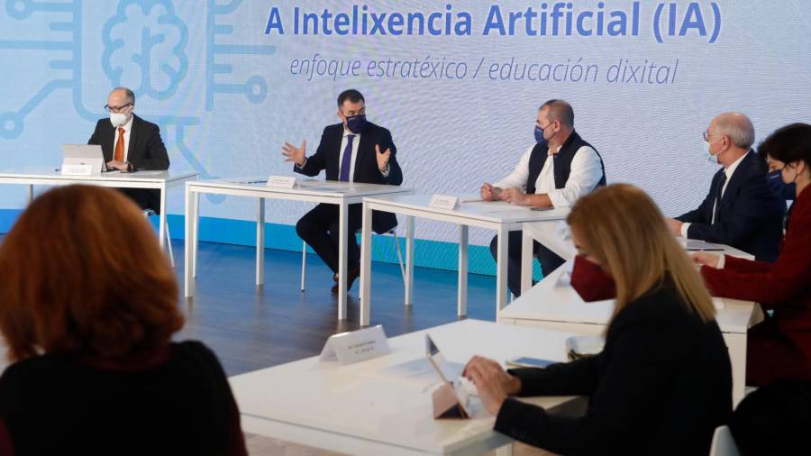 Román Rodríguez, en el centro, en la presentación del Grupo de Expertos en Inteligencia Artificial. Foto: Conchi Paz