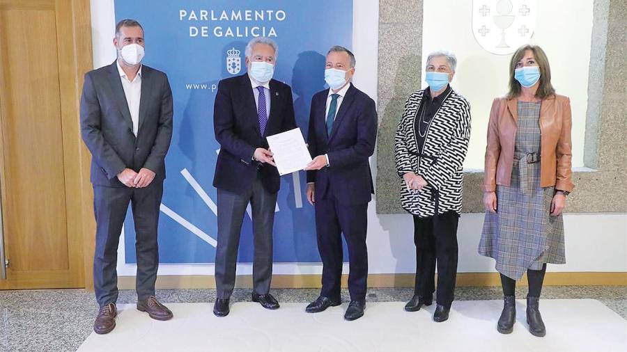 DECLARACIÓN. Agustín Hernández entrega el documento al presidente del Parlamento gallego, Miguel Santalices.