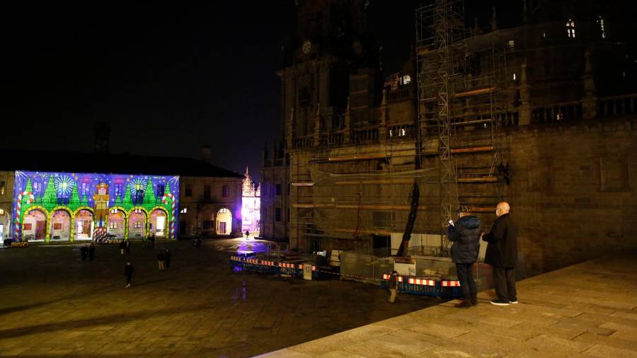 Aspecto que presenta la praza de A Quintana, con los andamios delante de la Puerta Santa de la Catedral / Foto: Antonio Hernández