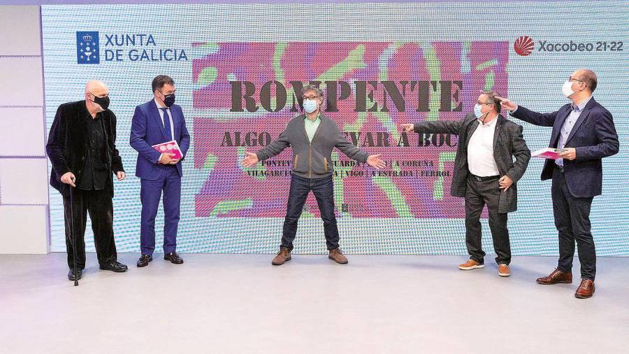 Anxo Lorenzo, a dereita, con Alberto Avendaño, Manolo Romón, Román Rodríguez e Antón Reixa na presentación da nova edición de ‘Rompente’. Foto: Xoán Crespo
