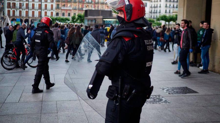 HOMENAJE Policías Forales antidisturbios regulan y vigilan la concentración ilegal celebrada por las calles de Pamplona en favor del preso de ETA Patxi Ruiz. Foto: E. PRESS