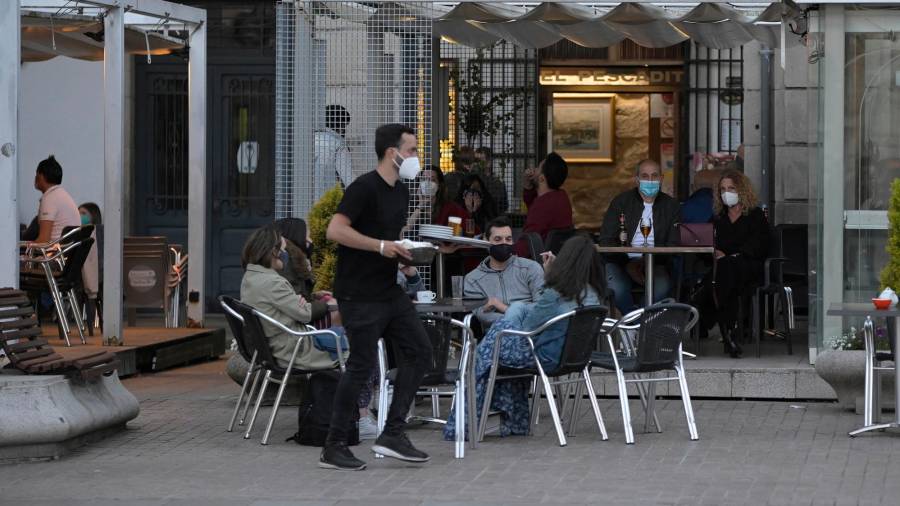 Un camarero atiende mesas en un bar en A Coruña (M. Dylan / Europa Press)