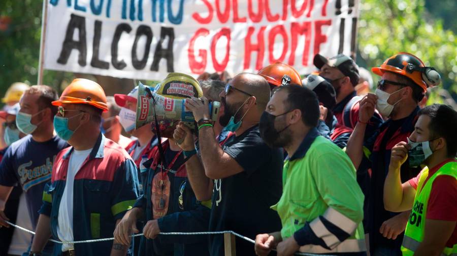 Imagen de archivo de una protesta de los trabajadores de la planta de Alcoa en San Cibrao, en Xove FOTO: Carlos Castro