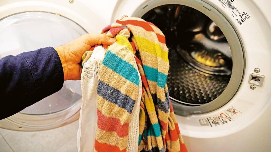 El tramo horario más caro para usar aparatos eléctricos, como esta lavadora, será entre las 20.00 y las 21.00 h. Foto: EP