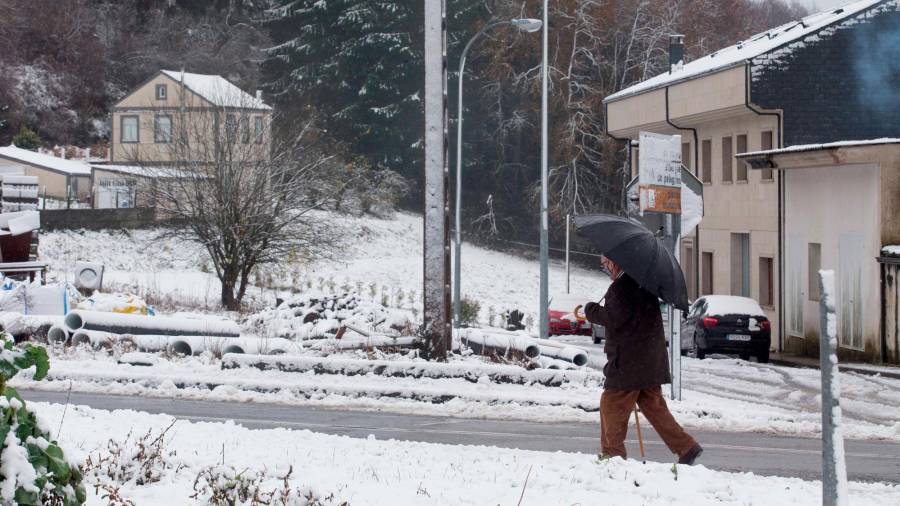 Un hombre camina con un paraguas camina por una vía nevada, a 8 de diciembre de 2021, en Lugo, Galicia, (España). La borrasca Barra ha provocado la activación para todo el litoral gallego de una alerta naranja por temporal costero y de alerta amarilla por nevadas en las zonas de montaña de Lugo. // Carlos Castro / Europa Press 08/12/2021