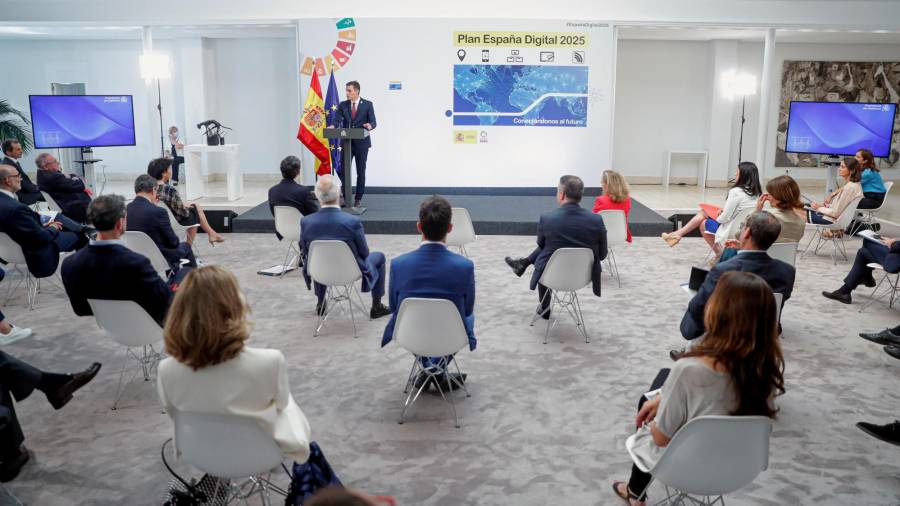 MADRID, 23/07/2020.- El presidente del Gobierno, Pedro Sánchez, interviene en la presentación de la iniciativa España Digital 2025, este jueves en el Palacio de la Moncloa, en Madrid. EFE/ Emilio Naranjo