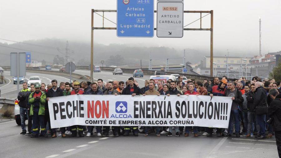 Foto de archivo de una movilización de los trabajadores de Alcoa en A Coruña. M. DYLAN