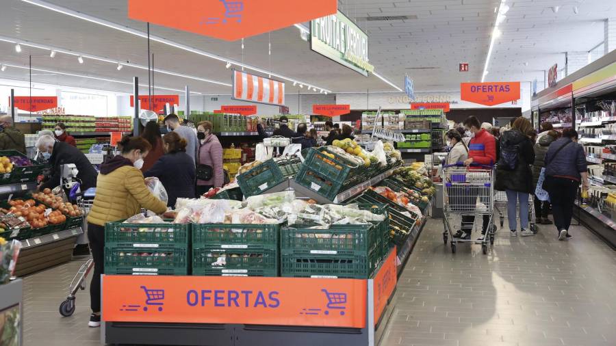 Interior de un supermercado en Santiago Foto: Antonio Hernández