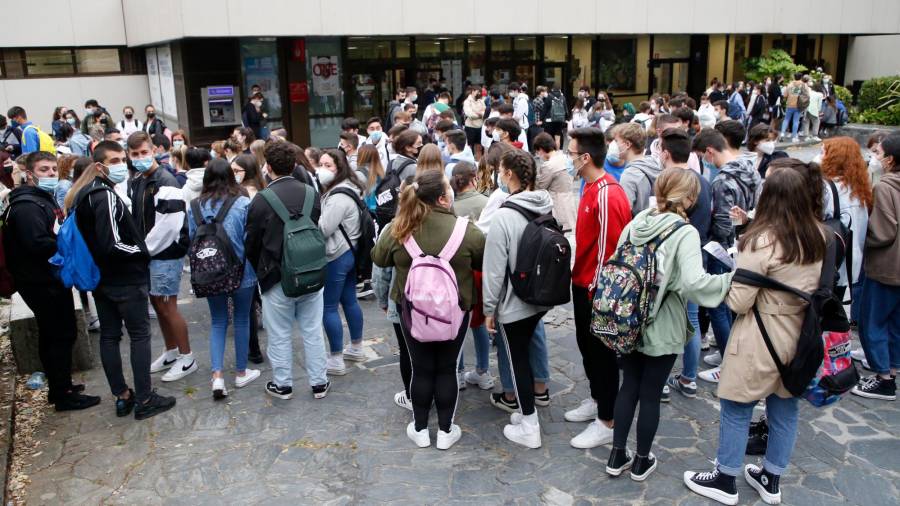 Cientos de estudiantes, a las puertas de la facultad de Económicas. (Foto: Antonio Hernández)