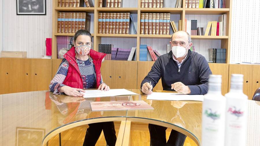 Cristina Codesido y Anxo Angueira, firmando el convenio de colaboración por el que Vermutería apoya las actividades sobre Rosalía. Foto: G.