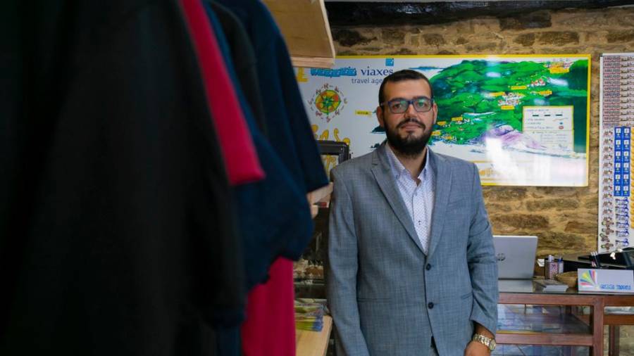 El empresario libanés Ashraf Hilal en una de sus agencias de viajes emplazadas en Santiago. Foto: Angy Álvarez