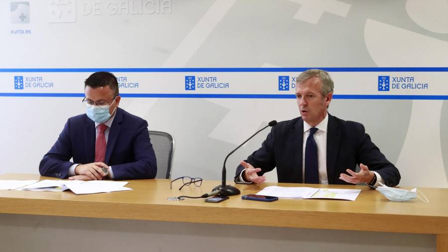 El vicepresidente de la Xunta, Alfonso Rueda, a la derecha, y el conselleiro do Medio Rural, José González, este miércoles en Santiago. CONCHI PAZ