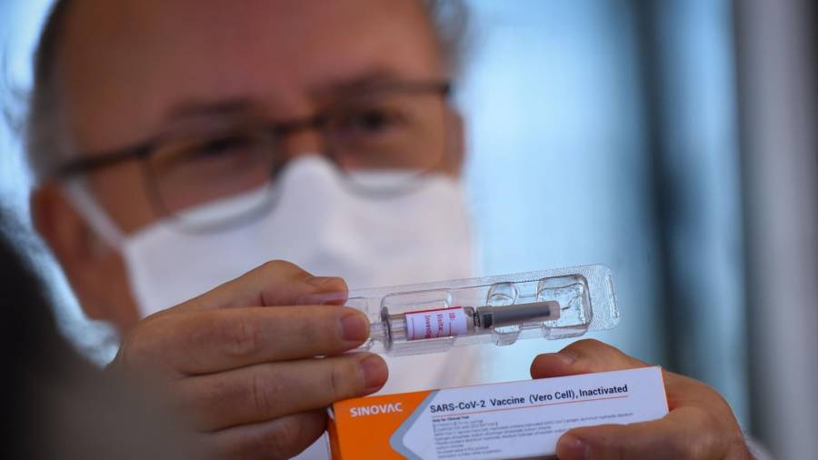 BRASILIA (BRASIL), 05/08/2020.- Gustavo Romero, o profesor de medicina que coordina a investigación en Brasil sobre a vacina contra o coronavirus (COVID-19), mostra unha dose da vacina de Sinovac contra o coronavirus, en fase tres de proba. EFE/ Andre Borges
