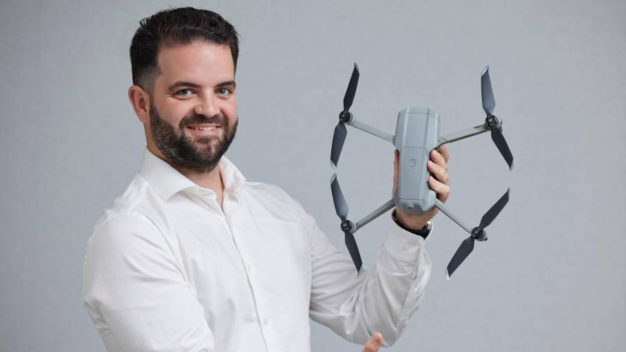 David Vázquez González, en imagen, con uno de los modelos de ITG Drone Solutions. Foto: ECG