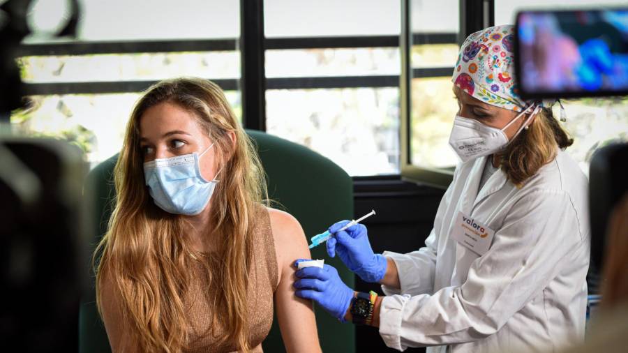 Estudiante Erasmus de la UV recibiendo la vacuna contra la Covid-19. JORGE GIL -EUROPA PRESS 05/07/2021