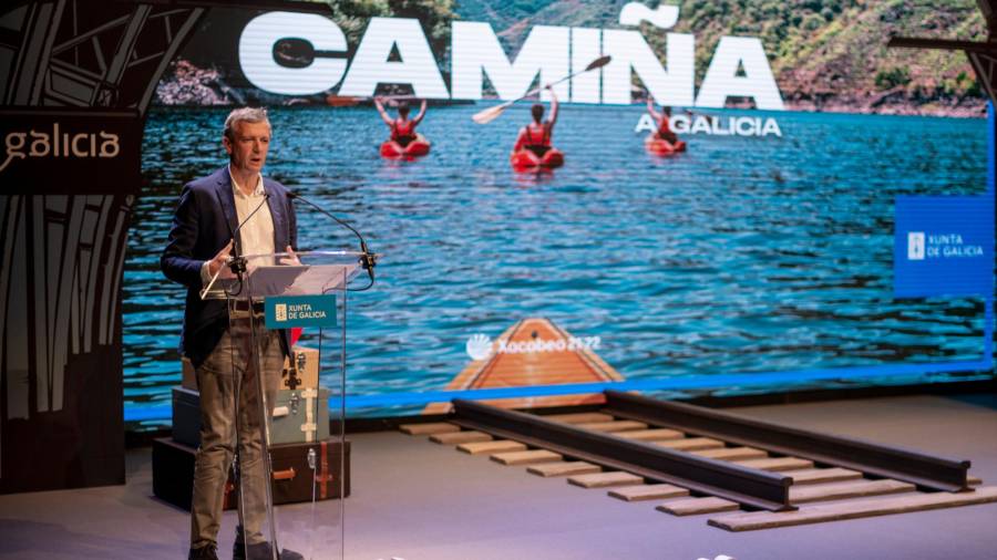 OURENSE, 04/06/2022.- O presidente da Xunta, Alfonso Rueda, durante a súa intervención na presentación da campaña 'Camiña a Galicia 2022', este sábado no teatro principal de Ourense. EFE/Brais Lorenzo