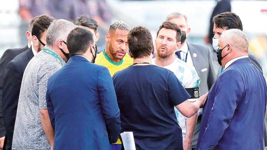 CHARADA Messi y Neymar buscando explicaciones en el Brasil-Argentina. Foto: RS