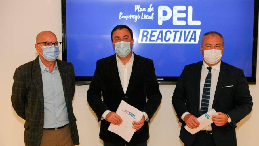 Xosé Regueira, vicepresidente provincial, izqu., con el presidente Valentín González y el diputado José R. Rioboo en la presentación del PEL. Foto: DC