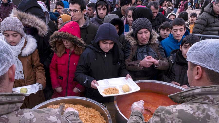 Afectados reciben comida después del terremoto en Diyarbakir, al sureste de Turquía. Foto: EFE