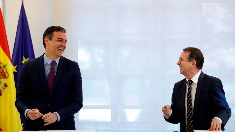 en la moncloa. Pedro Sánchez y Abel Caballero ayer en el acto de firma del acuerdo sobre el superávit local. Foto: Efe