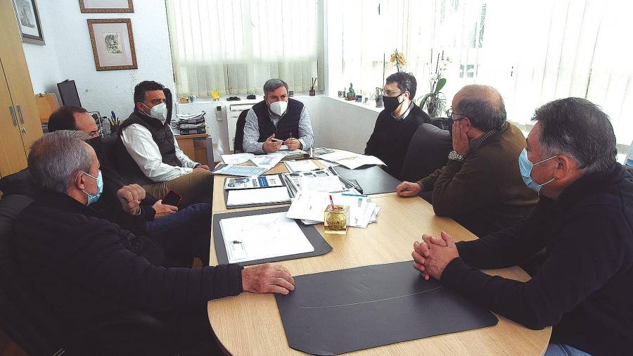 REUNIÓN. Ruiz, centro, con representantes de los empresarios de Ribeira, en la reunión celebrada este martes. Fotos: C.R.