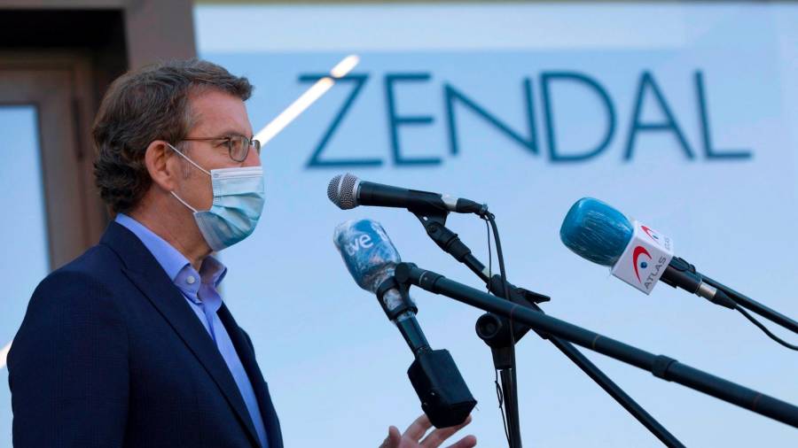 solución. El presidente, Núñez Feijóo, tras visitar ayer la fábrica de Zendal, empresa gallega que fabricará vacunas del covid. Foto: A. Varela