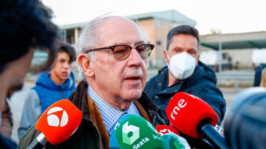 El expresidente de Bankia Rodrigo Rato, atendiendo a los periodistas. Foto: E.P.