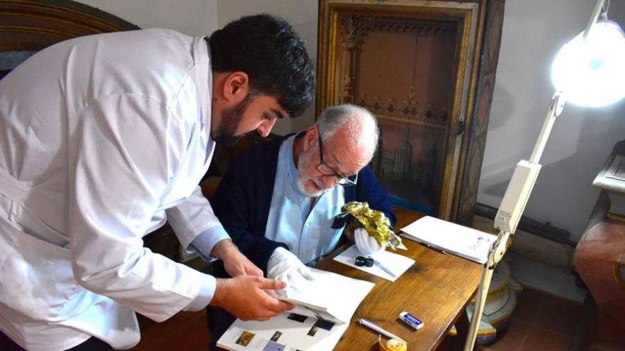 El Dr. José Manuel Cruz Valdovinos (derecha) revisa la catalogación de una de las piezas de plata de la colección, junto al Conservador del Museo, Dr. Ángel Pazos López (izquierda)