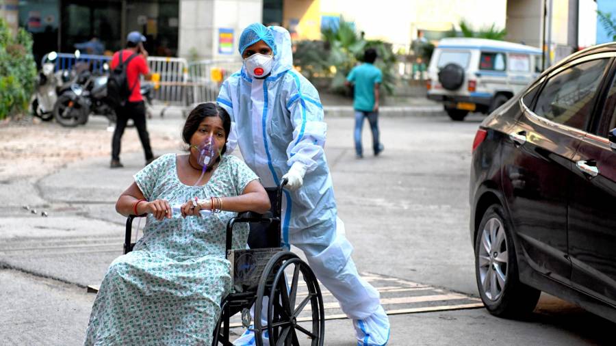 Una mujer enferma de COVID es trasladada en una silla de ruedas a un hospital en Kolkata (India), ayer 30 de abril. FOTO: Avishek Das/SOPA Images via ZUMA