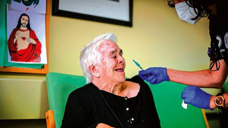 vacunación. Una mujer recibe la tercera dosis de la vacuna contra el Covid en la residencia de mayores Nuestra Señora del Socorro en Arnoia, en septiembre. Foto: EFE / B.Lorenzo