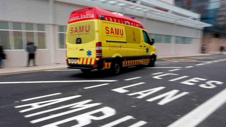 Una ambulancia circula por una calle de Madrid, tercera comunidad con peores datos.