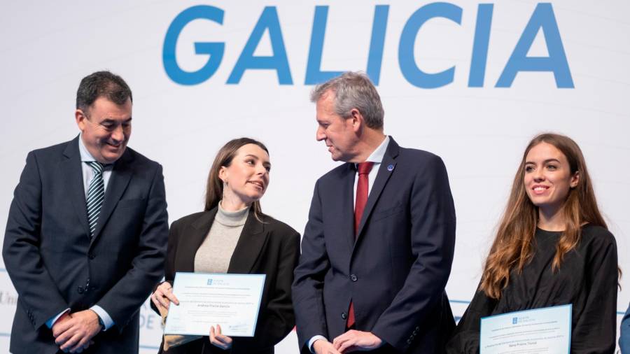 Alfonso Rueda, acompañado de Román Rodríguez participa en el acto de entrega dos Premios Fin de Carreira de la Comunidad Autónoma de Galicia 2021