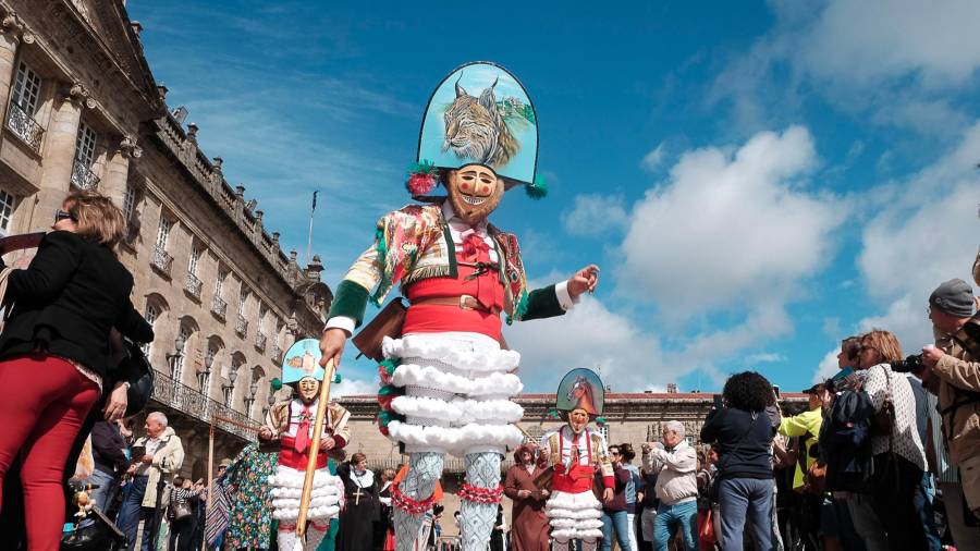 2017. Cigarrones en la Praza do Obradoiro. Desfile promocional de las fiestas de carnaval en Galicia. Santiago de Compostela. (Autor, Lavandeira Jr. para EFE).
