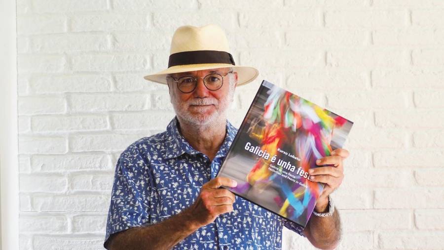 O coñecido fotógrafo Xurxo Lobato co seu último libro, que presenta mañá en San Vicente