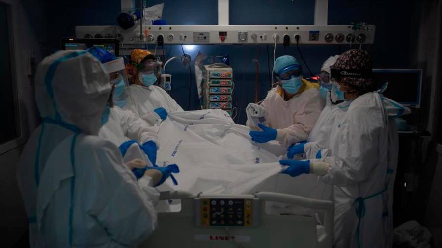 Cataluña: los hospitales están descontrolados y los expertos hablan otra vez de prioridades