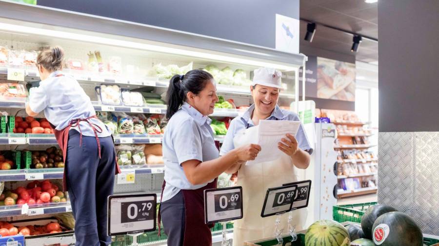 Traballadoras entre alimentos nun supermercado. Foto: V. E.