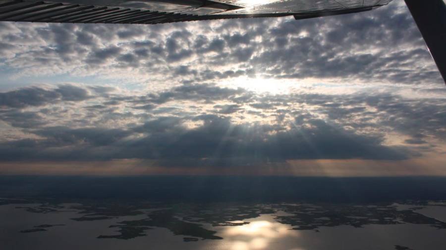 El sol se esconde tras un cúmulo de nubes. (Fuente, magnet.xataka.com)