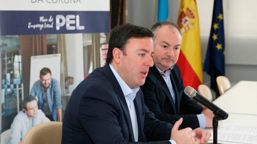 Valentín González Formoso, presidente, á esquerda, e José Ramón Rioboo, deputado de Emprego, na presentación do PEL 2020. Foto: D. A.C.